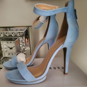 Heels light blue